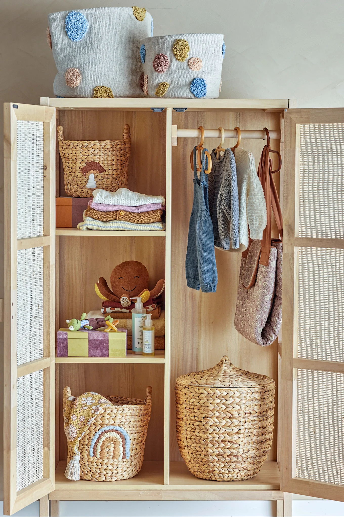 Die Agnes-Verwahrungskörbe von Bloomingville mit Henkeln eignen sich hervorragend als Körbe für Wäsche oder Spielzeug und erleichtern somit den Alltag der frisch gebackenen Eltern, was sie zu einem perfekten Geschenk zur Babyparty macht.