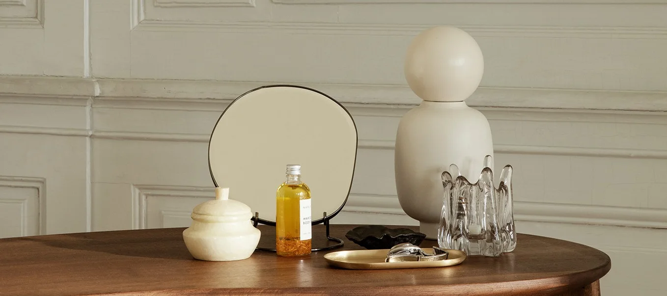 Dekorieren Sie mit Spiegeln für ein luxuriöses Zuhause - hier ist der elegante Pond Spiegel von Ferm Living, um Ihrem Raum einen trendigen Look zu verleihen.