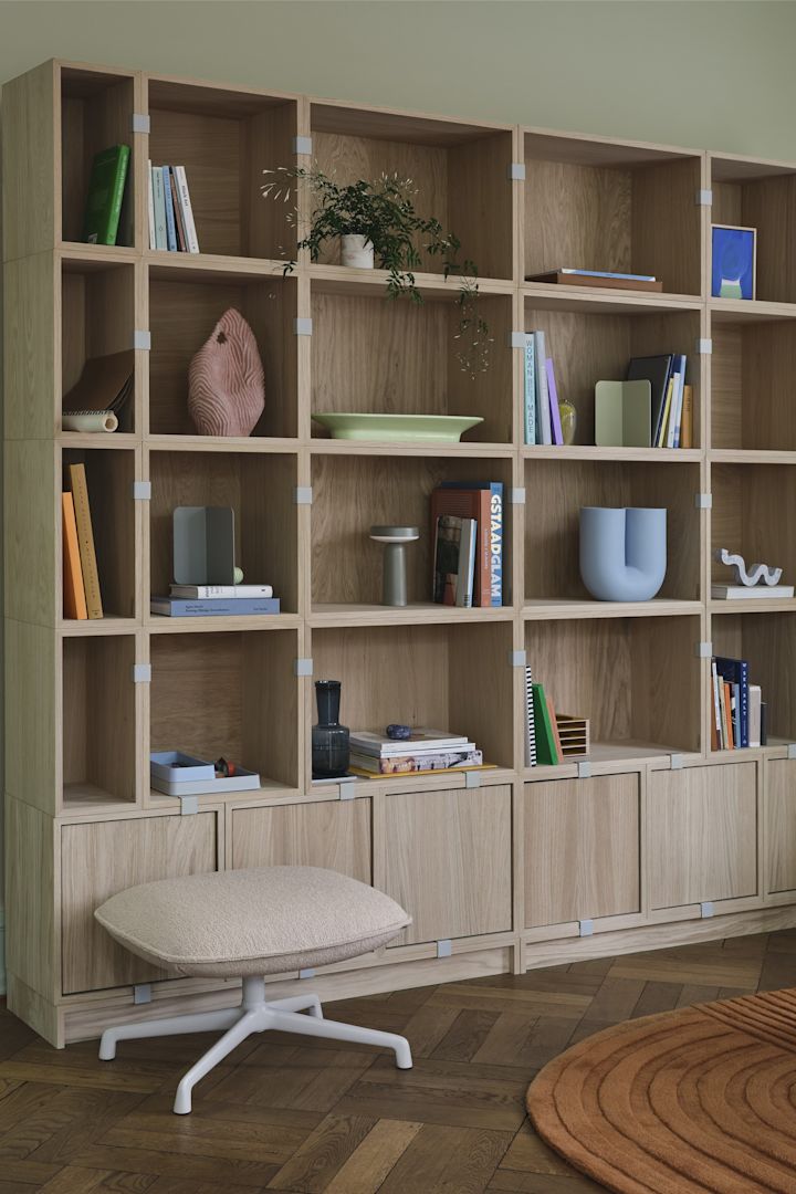 Herbst Wohntrends 2025: Mit dem Stacked-Regalsystem von Muuto können Sie Ihr Bücherregal ganz nach Belieben zusammenstellen.