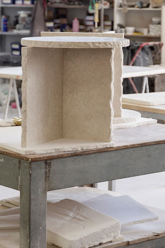 Hier sehen Sie den Prozess der Herstellung des Mineral Sculptural Tischs von ferm LIVING.