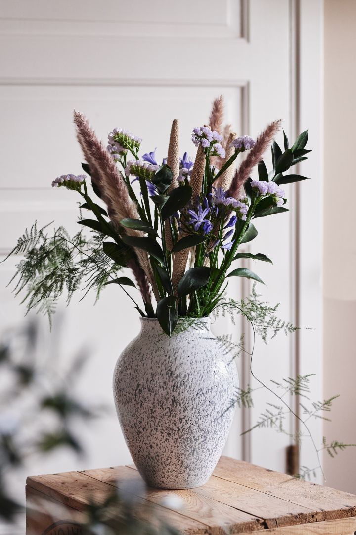 Blumenstrauß von Blombruket mit Pampasgras und frischen Blumen, in einer großen Keramikvase von Knabstrup Keramik. 
