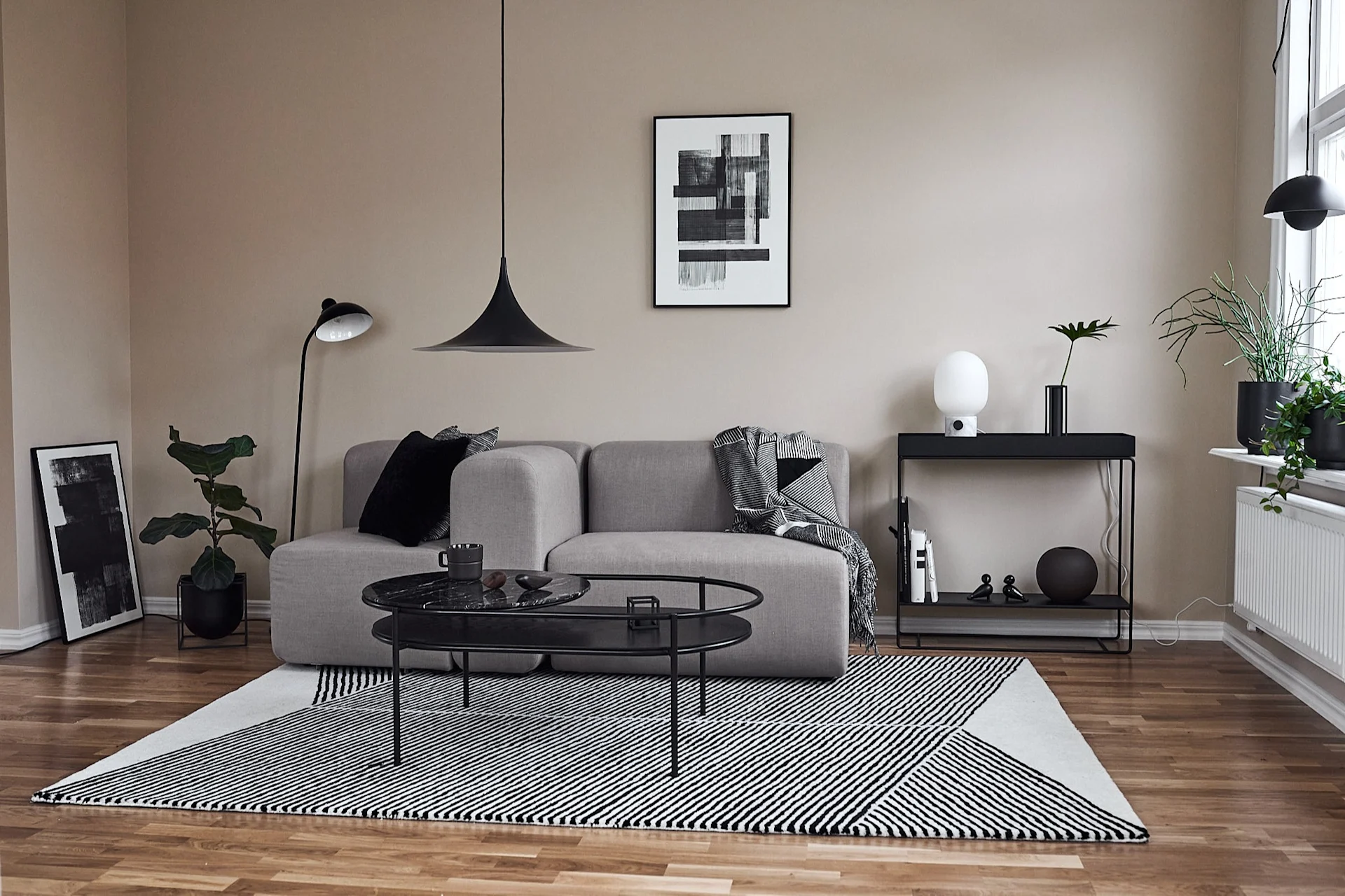 Unter den verschiedenen Arten von Einrichtungsstilen ist der elegante grafische schwarz-weiß Wohnstil einer der populärsten in diesem Jahr.