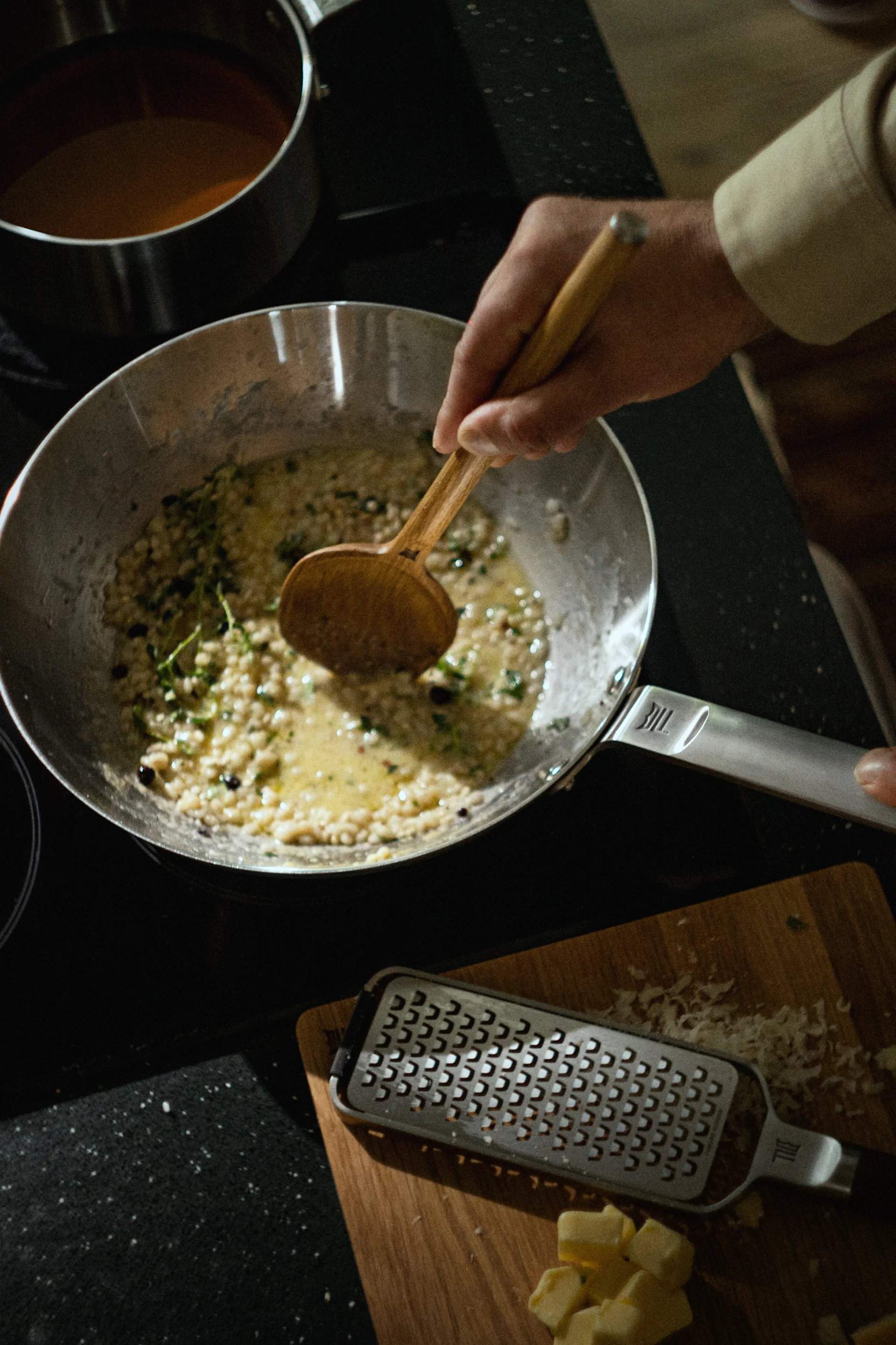 Hier sehen Sie Risotto im All Steel Wok von Fiskars.