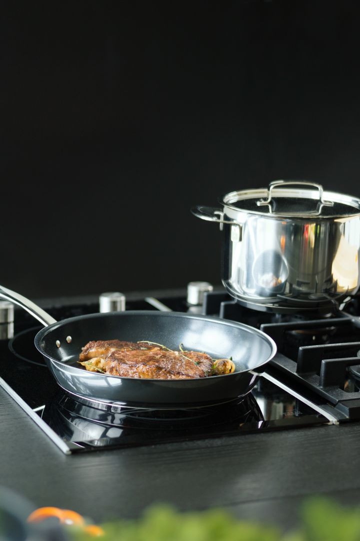 Die Bratpfanne aus rostfreiem Stahl von Fiskars ist nach dem Kochen leicht zu reinigen. 