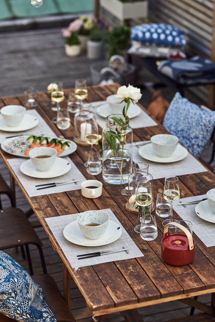 Eine moderne und schlichte Tischdekoration mit weißem Porzellan von Arabia und den Essence Weingläsern .