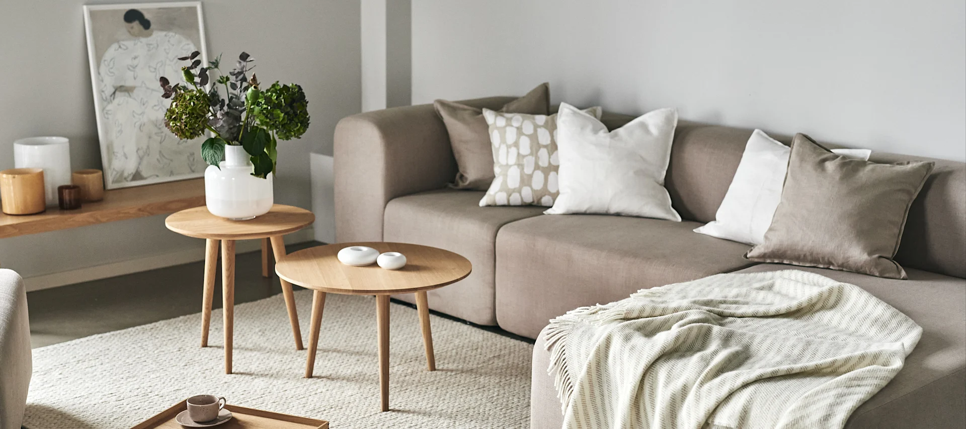 Skandinavisches Design – mit der Tidal Wolldecke, fluffigen Kissen, einem gemütlichen Teppich und stilvollen dekorativen Elementen verwandeln Sie Ihr Wohnzimmer.