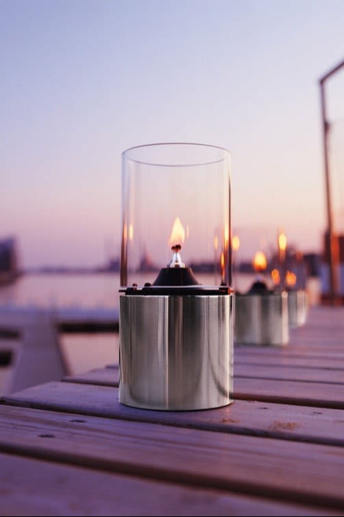 Outdoor Laternen und Windlichter: Platzieren Sie die stilvolle Ölleuchte von Stelton auf Ihrem Balkon, auf der Terrasse oder im Garten!