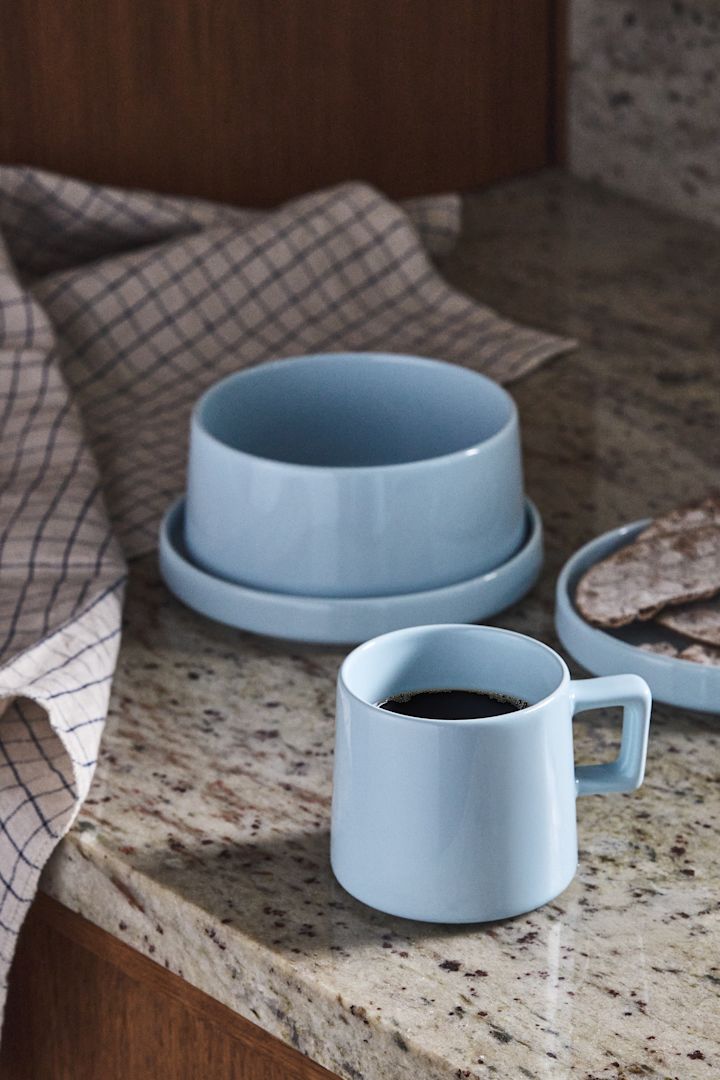 Schöne Kaffeetassen: Die hellblaue Tasse aus der Taper-Kollektion von Scandi Living steht auf einer Küchenanrichte. 