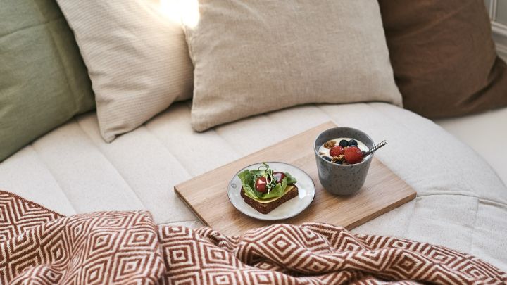 Genießen Sie Müsli und belegte Brote eingekuschelt in warme Decken von Nordic Nest.