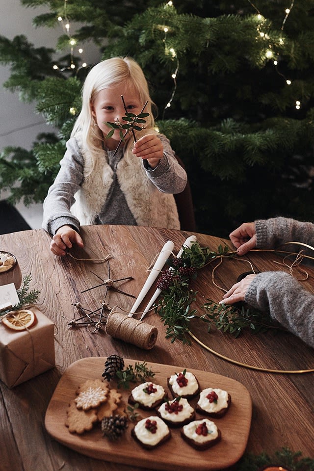 Advent Gemütlichkeit dank Weihnachtsbasteln für Jung und Alt.