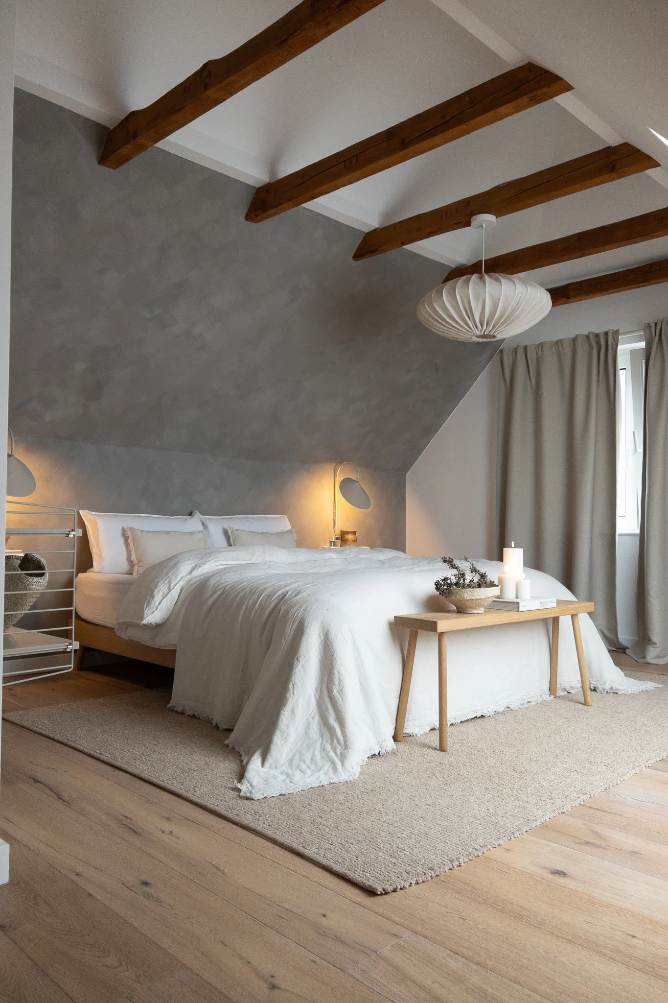 Boho und weitere Einrichtungsstile: Hier sehen Sie das in hellen Farben eingerichtete Schlafzimmer im skandinavischen Stil von der deutschen Influencerin @haus_tannenkamp.