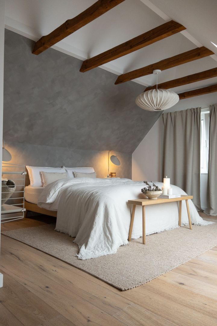 Boho und weitere Einrichtungsstile: Hier sehen Sie das in hellen Farben eingerichtete Schlafzimmer im skandinavischen Stil von der deutschen Influencerin @haus_tannenkamp.