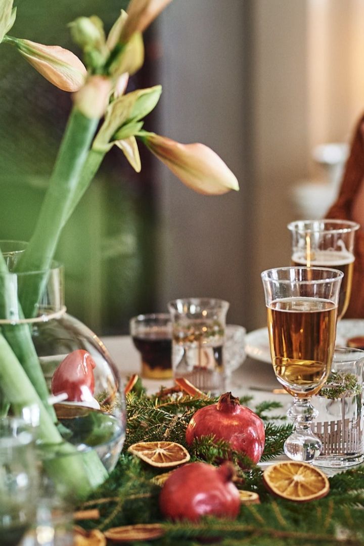 Hier sehen Sie eine unserer 5 Weihnachts-Tischdekorationen: Ein märchenhaft gedeckter Tisch mit Swedish Grace-Geschirr von Rörstrand.