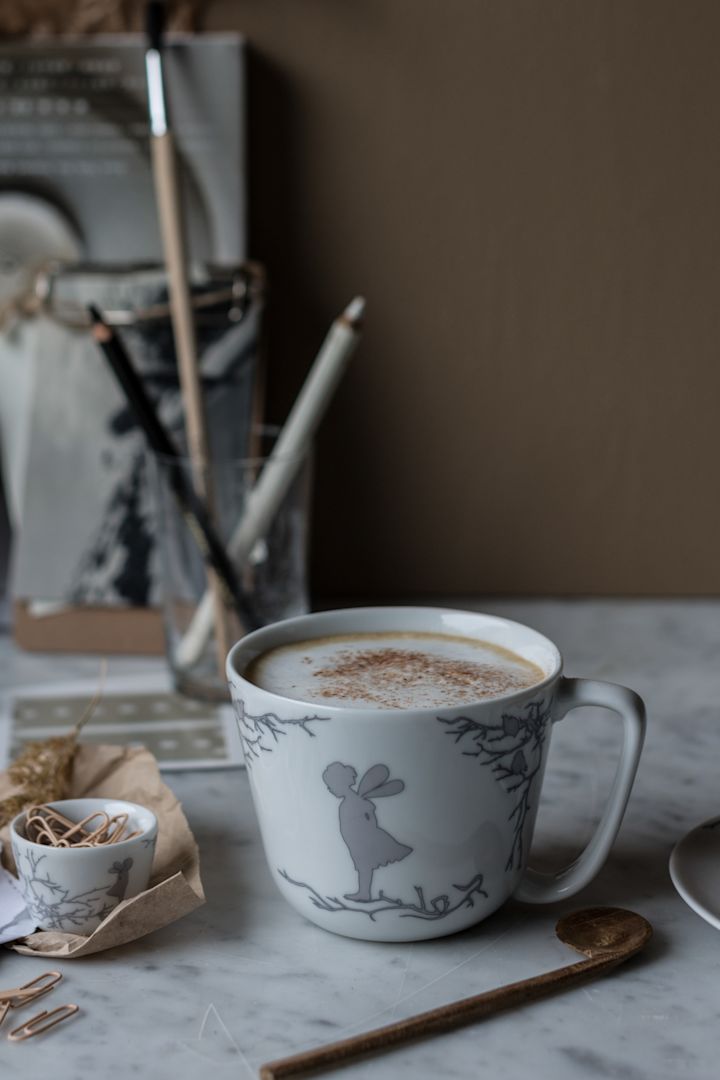 Eine Nahaufnahme der Alv-Tasse aus der charakteristischen Kollektion von Wik & Walsøe.