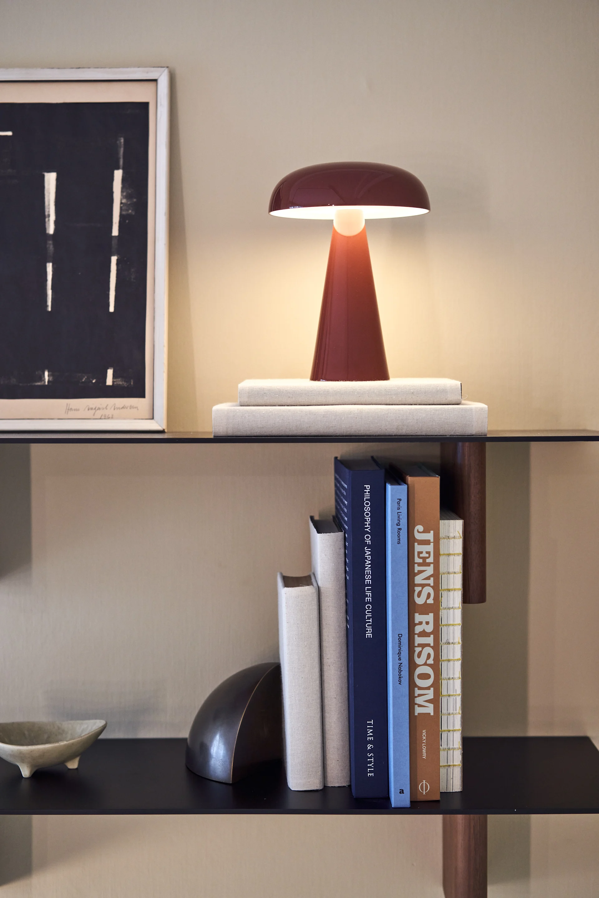 Tragbare Beleuchtung ist auch im Herbst 2022 wieder einer der Top-Trends im Bereich Innenarchitektur. Dekorieren Sie mit der kabellosen Tischlampe Como von &tradition.