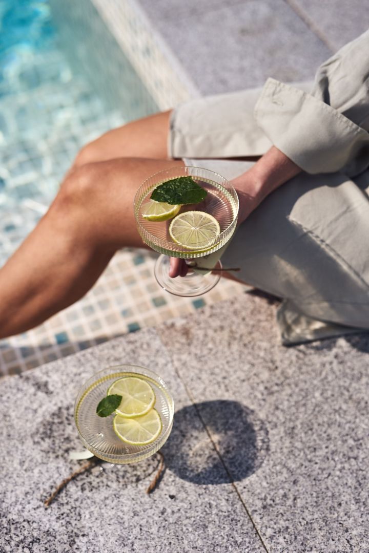 Aus den Ripple Gläsern von Ferm Living lässt sich eine erfrischende Limonade am Pool genießen und die Gartenparty kann beginnen. 