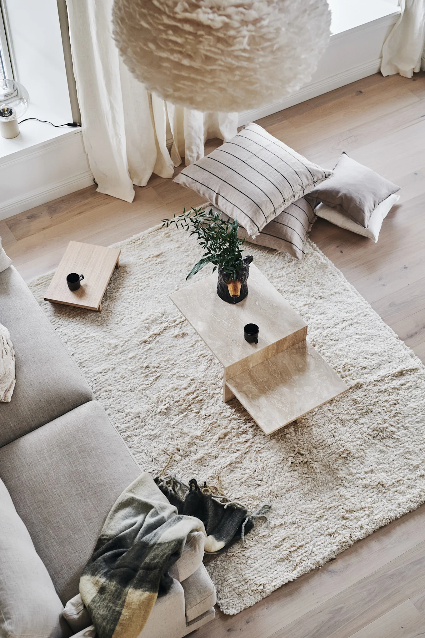 Platzieren Sie den weißen, kuscheligen Cozy-Teppich von Scandi Living im Wohnzimmer.