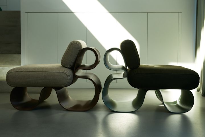 Hier sehen Sie die Eel Lounge Chairs aus dem 3D-Drucker Rücken an Rücken.