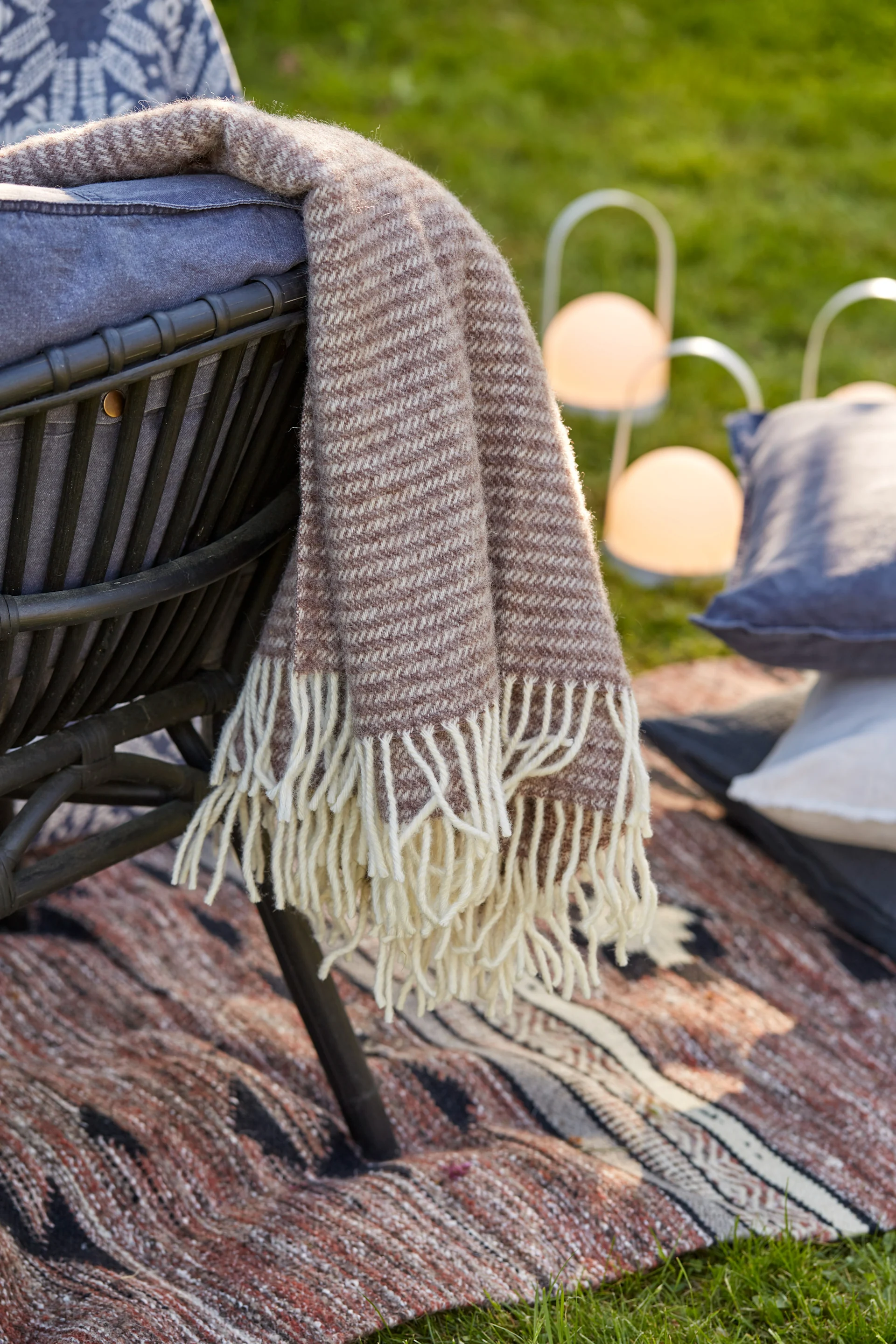 So organisieren Sie ein Grillfest – hier die Tidal Wolldecke in Dunkelgrau von Scandi Living.