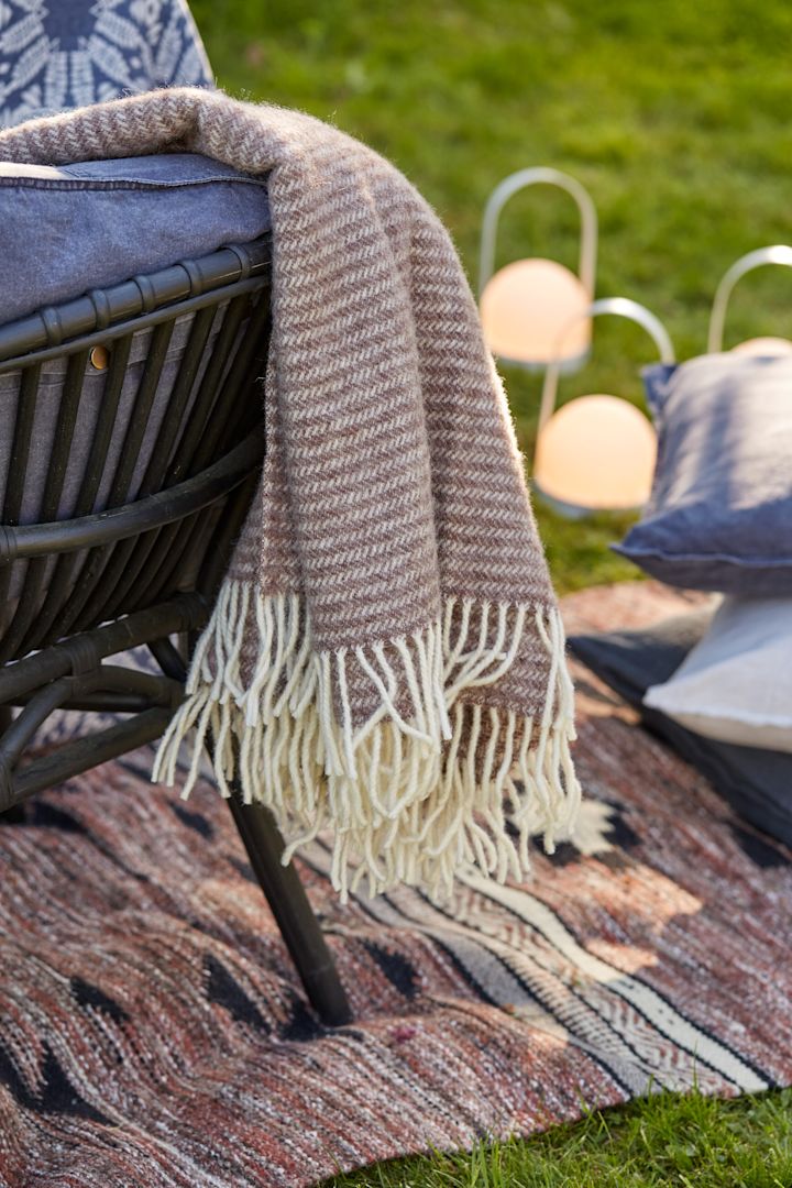 So organisieren Sie ein Grillfest – hier die Tidal Wolldecke in Dunkelgrau von Scandi Living.