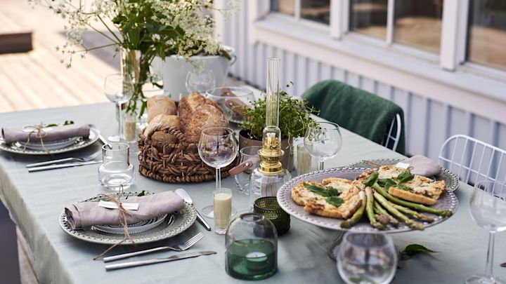 So organisieren Sie ein Grillfest – hier der Daisy Tortenteller von Pottery Jo, das Kastehelmi Windlicht von Iittala, der Design with light Blumentopf, das Tota Windlicht von AYTM und die Skeppsholmen Paraffinleuchte von Karlskrona Lampfabrik.