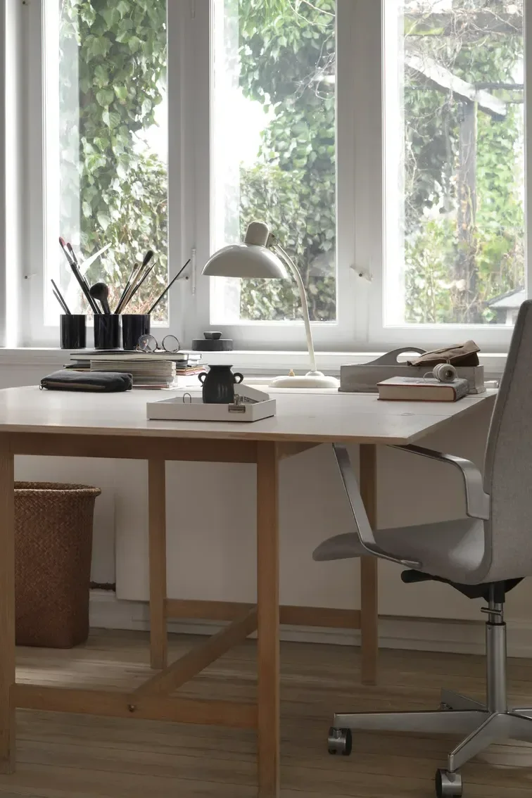 Skandinavische Lampen: Die schwarze Kaiser Idell Stehleuchte von Fritz Hansen steht neben einem Sofa.