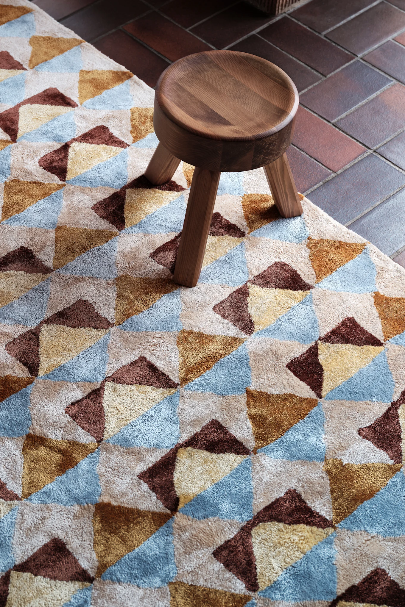 Hier sehen Sie den geometrisch gemusterten Teppich der schwedischen Designmarke Tinted Objects.