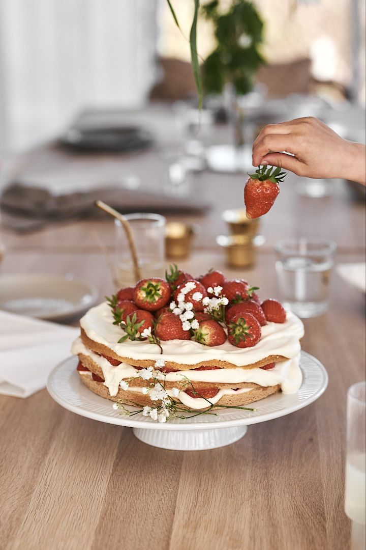 Erdbeerkuchen auf einer weißen Kuchenplatte von Pillivuyt. 