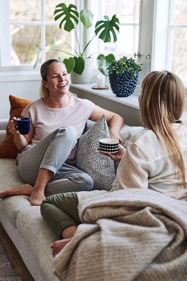 Der Kaffee mit der besten Freundin zu Hause auf der Couch ist ein alltägliches Vergnügen, wenn er aus schönen Kaffeetassen von Marimekko und Rörstrand genossen wird. 