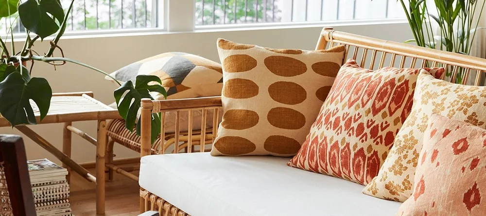 Boho Deko: Kissen von Chhatwal&Jonsson auf einer Couch.