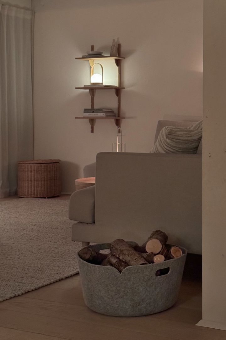 Die Influencerin @zuhauselig setzt mit Textilien und Beleuchtung für stimmungsvolle Akzente in ihrem Wohnzimmer.