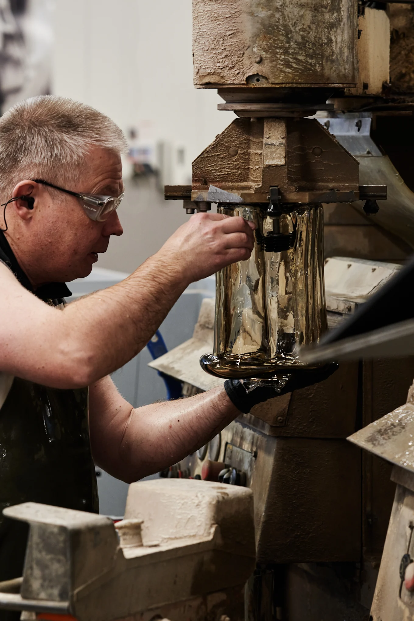 Herstellung von Alvar Aalto-Vasen in der Glasfabrik Iittala.