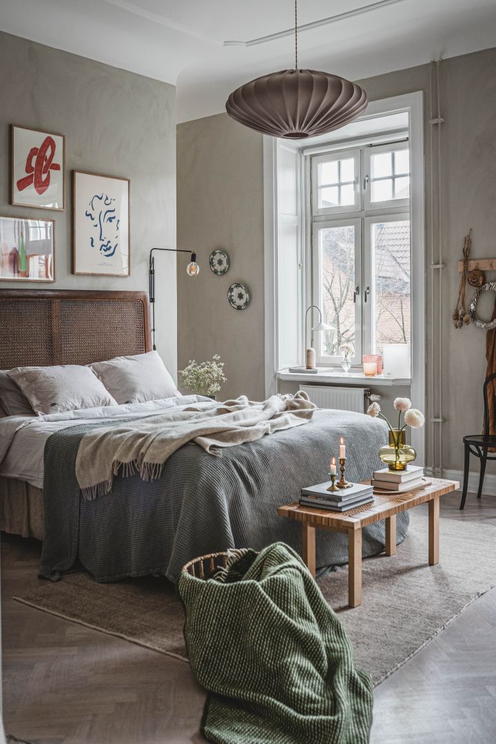 Polstermöbel und Textilien sind die Grundlage für ein gemütliches Schlafzimmer - denken Sie an mehrere Schichten!