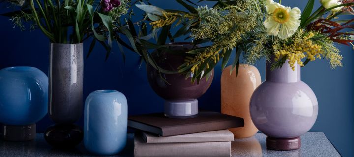 Vasen in bunten Blautönen, Lavendelviolett und Orange von Broste Copenhagen.