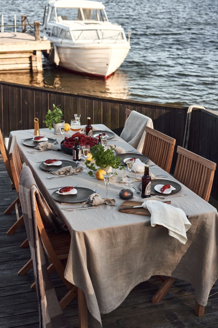 Veranstalten Sie eine schwedische Flusskrebs-Party mit unseren Tipps für den gedeckten Tisch, das Essen und sogar die wirklich schwedischen Traditionen. 