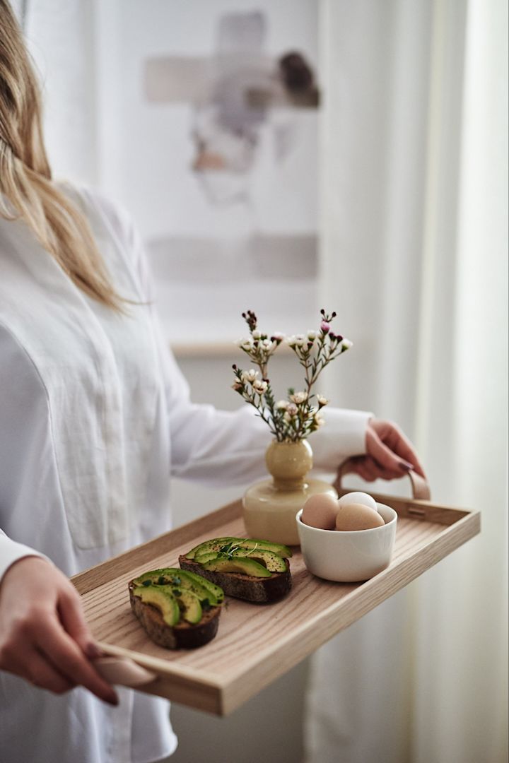 Tischdeko für den Sommer – für ein Picknick oder ein Frühstück auf dem Balkon, Tabletts sind praktische Helfer.