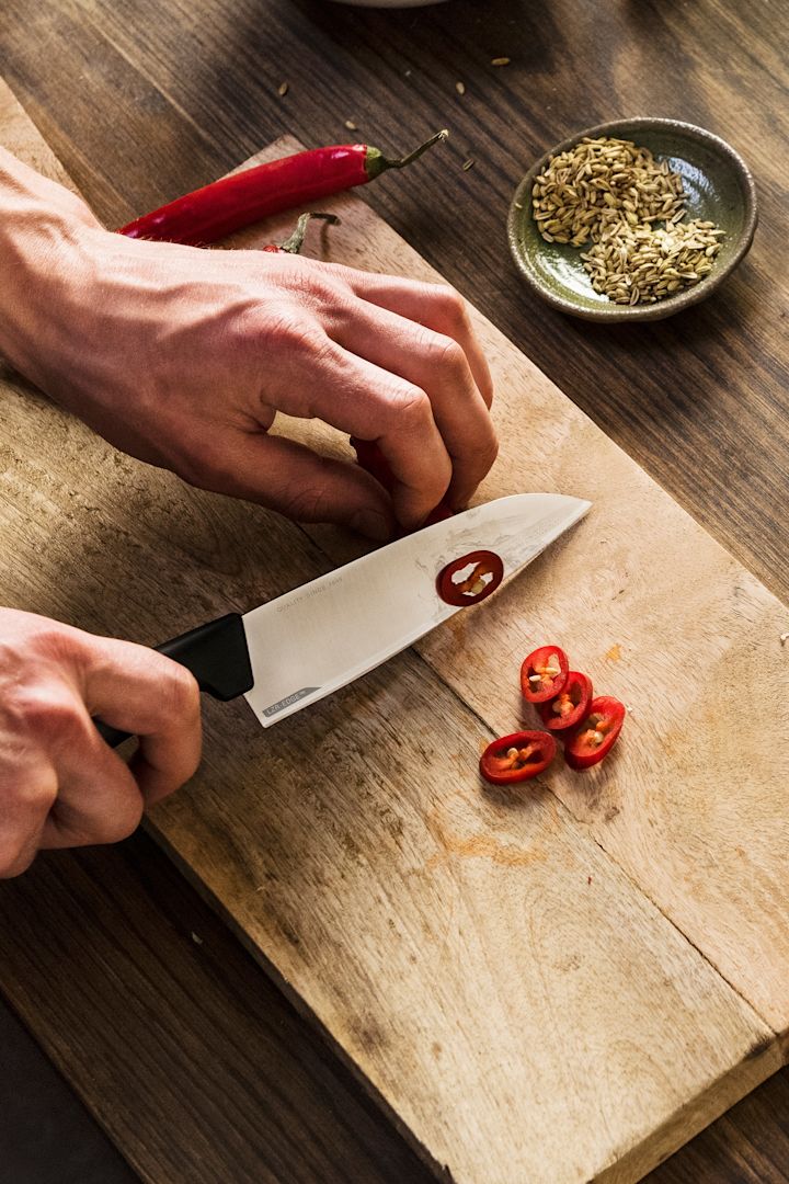 Mehr Freude am Kochen – hier sehen Sie das gezahnte Fiskars Allround Hard Edge Kochmesser 13,5 cm aus rostfreiem Stahl.