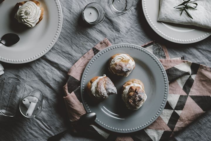 In unserer Herbst To-do-Liste geben wir Ihnen zahlreiche Tipps, was Sie diesen Herbst Skandinavisches machen können – zum Beispiel Semlor backen.
