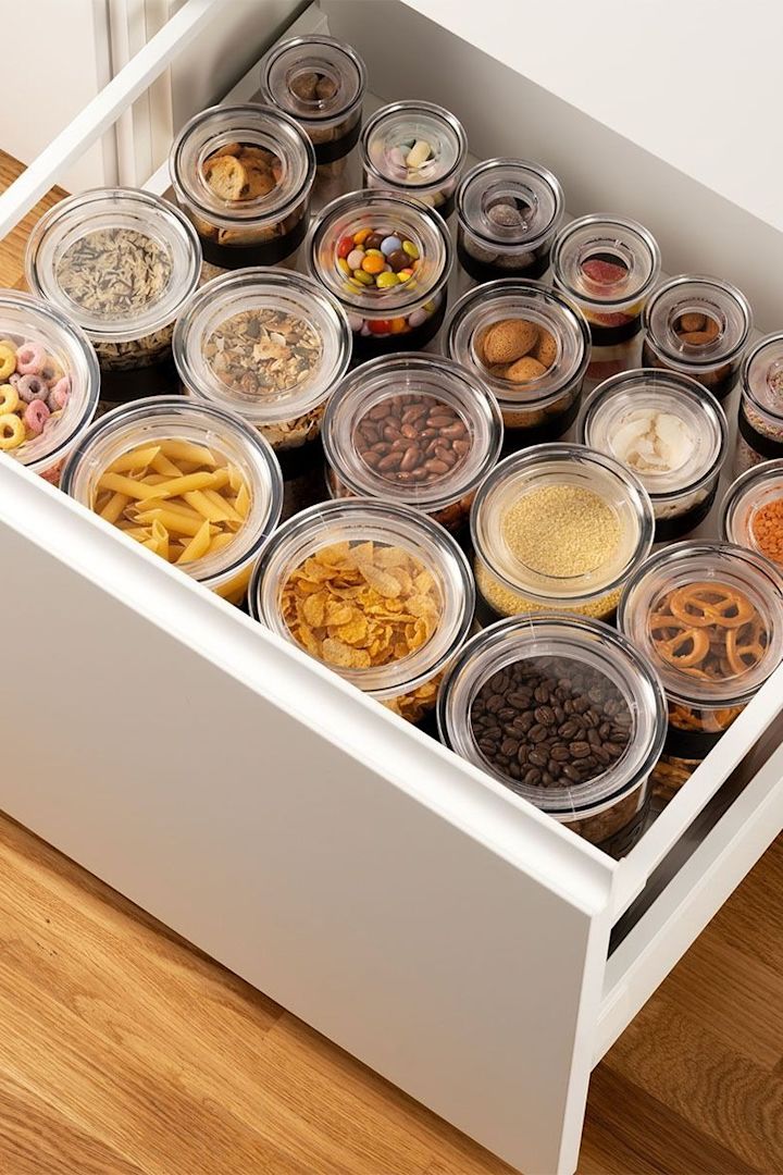 Verwahren Sie Trockenware wie Nudeln oder Haferflocken in den Presso-Dosen von Bodum in einer Schublade auf, um Ihre Vorratskammer ordentlich zu halten.