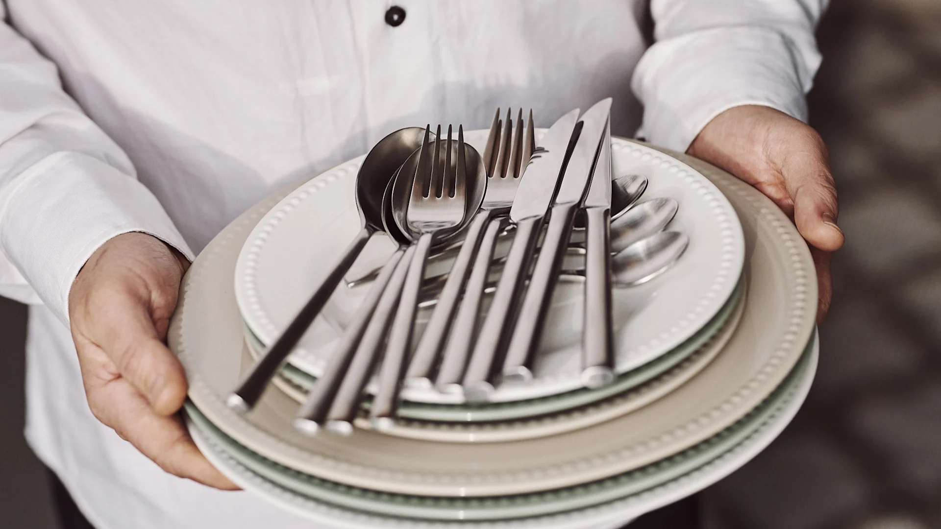 Wie Sie angelaufenes Besteck reinigen – Dots Teller in verschiedenen Farben und Größen sowie Besteck von Scandi Living.