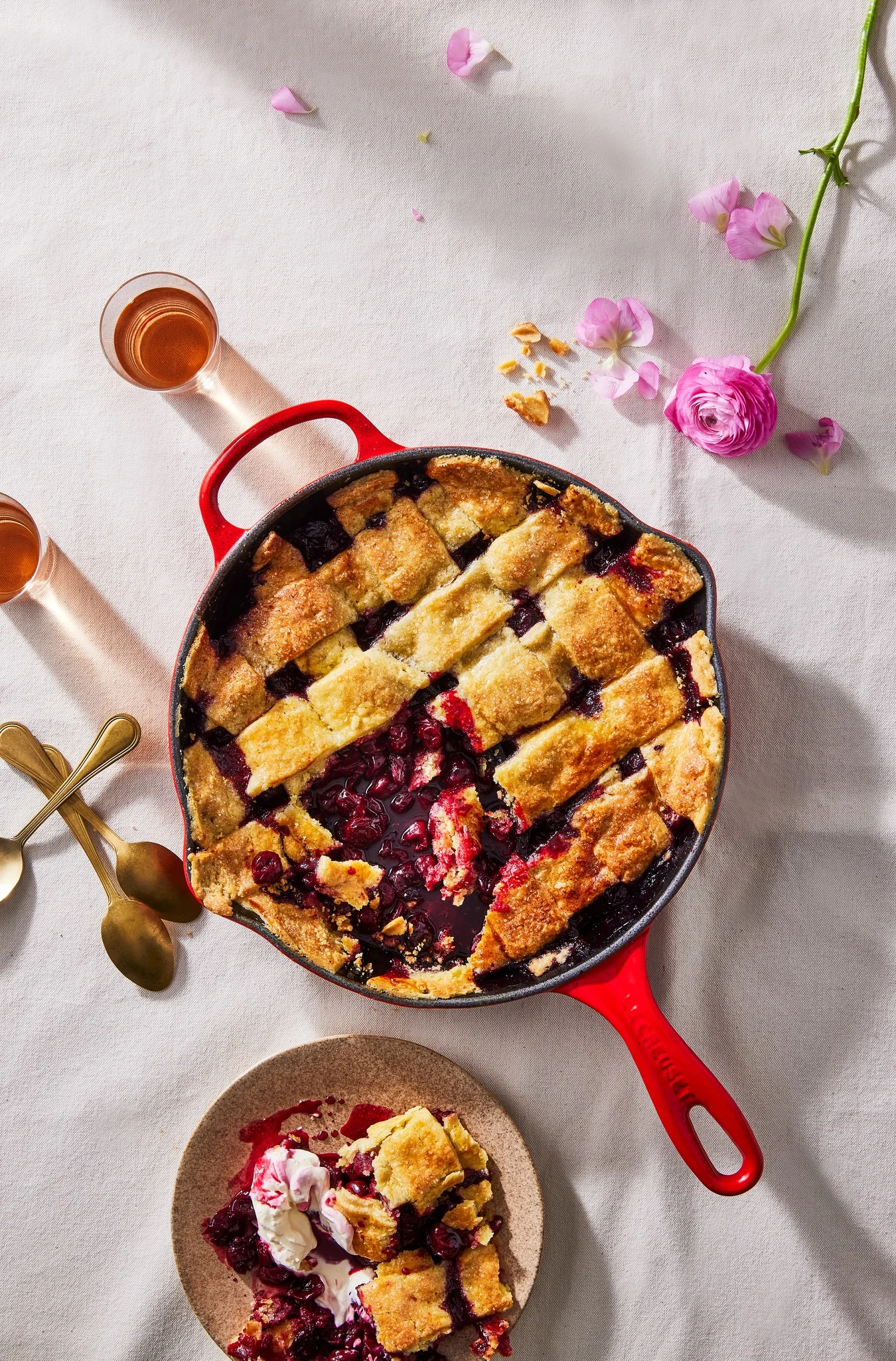 In der roten tiefen Pfanne von Le Creuset wurde ein Kirschkuchen zubereitet.