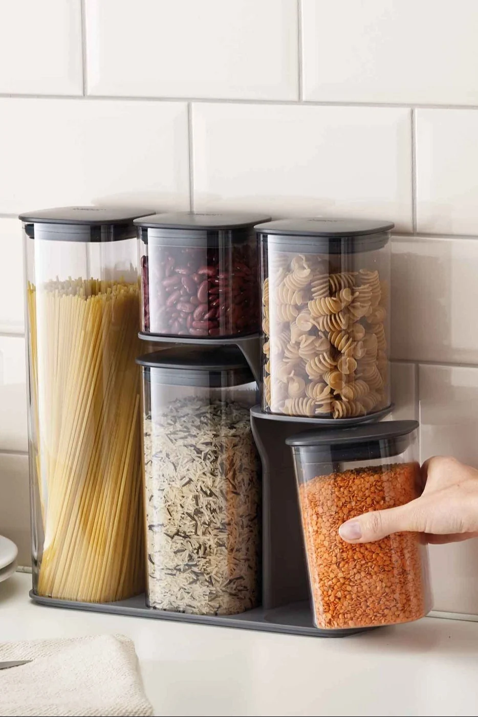 Mit den Dosen aus der Podium-Kollektion von Joseph Joseph können Sie Nudeln und Linsen verstauen und spielend leicht Ihre Vorratskammer organisieren.