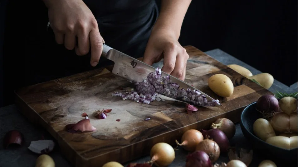 Das Kai Shun Classic Messer ist das perfekte Allround-Messer - erfahren Sie in unserem Messer Guide, wie Sie ein Messer auswählen. 