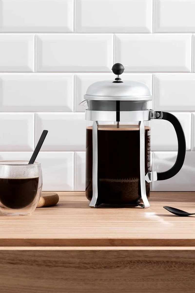 Die Bodum Chambord French Press ist das perfekte Vatertagsgeschenk für Kaffeeliebhaber. Sie ist schlicht und praktisch und bereitet aromantischen Kaffee im Handumdrehen zu.
