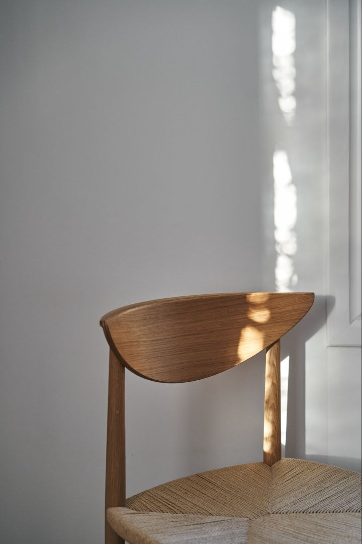 Der Drawn Stuhl von &Tradition steht vor einer weißen Wand im Sonnenlicht.