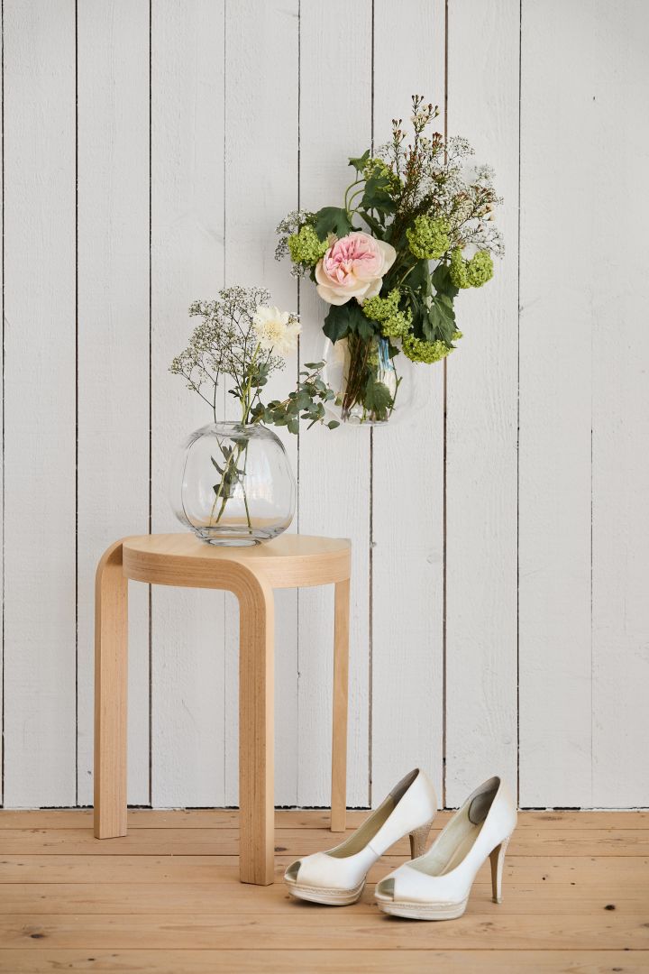 Einzigartige Hochzeitsideen müssen fotografiert werden, um in Erinnerung zu bleiben. Hier sehen Sie einen Holzhocker von Swedese und zwei Vasen, zudem ein Paar Hochzeitsschuhe. 