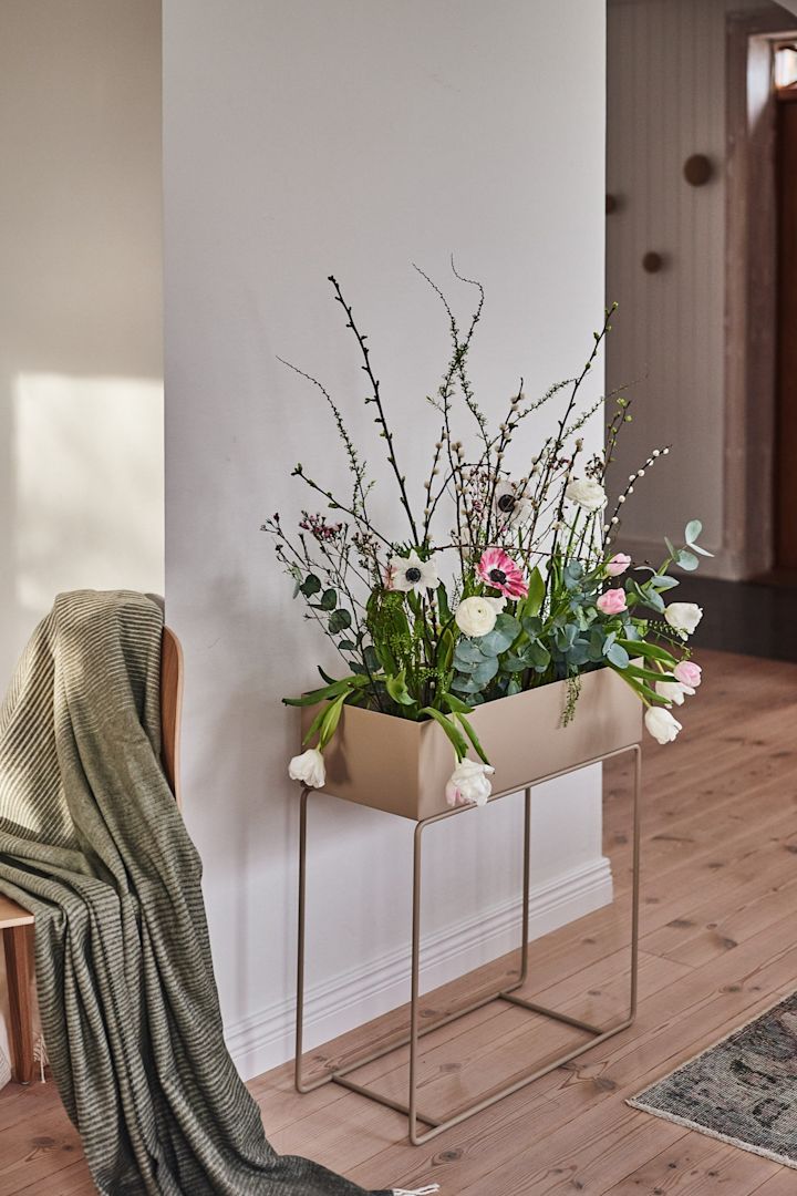 Pflanzen im Haus – 9 Blumentöpfe für ein grünes zu Hause. Dekorieren Sie mit der Plant Box in cashmere (beige) aus pulverbeschichtetem Metall von Ferm Living.