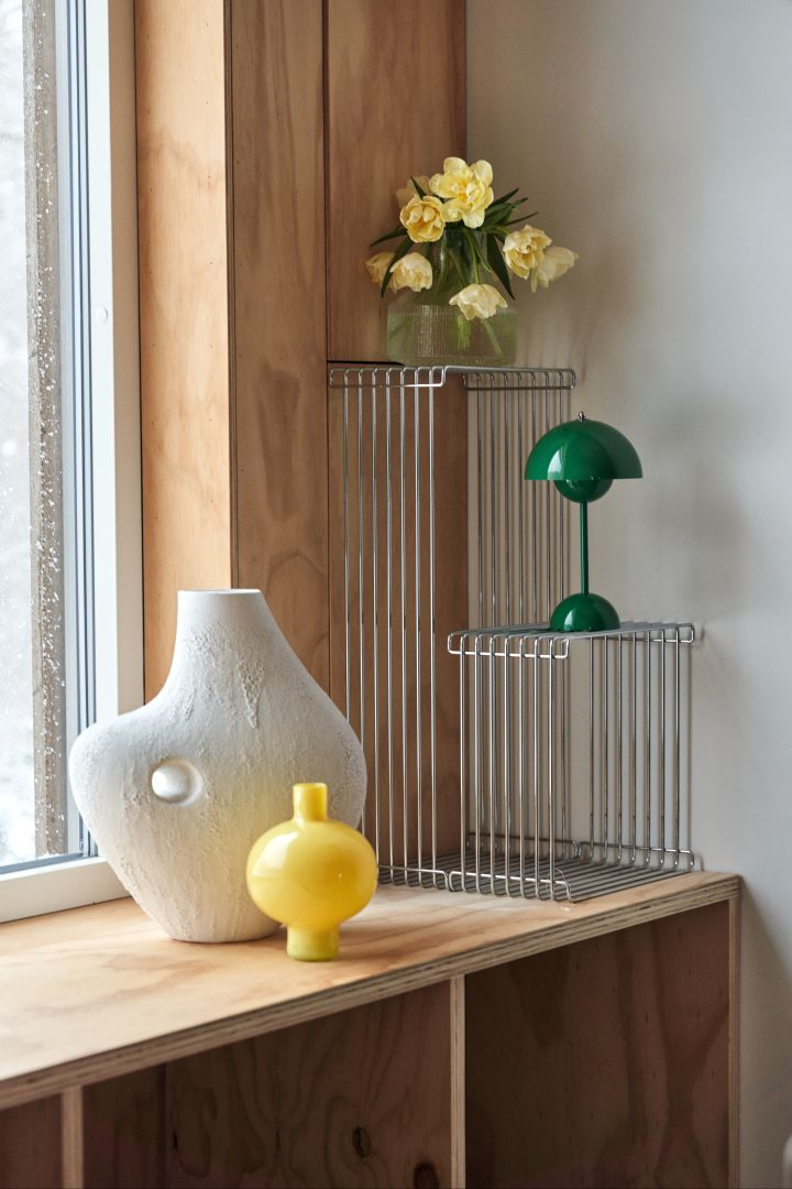 Wohntrends des Frühlings 2024: Dekorieren Sie mit auffälligen Details, wie der Talvi-Vase von Urban Nature Culture, welche hier zusammen mit den Panton Wire-Modulen und der Flowerpot VP9 in Grün zu sehen ist.