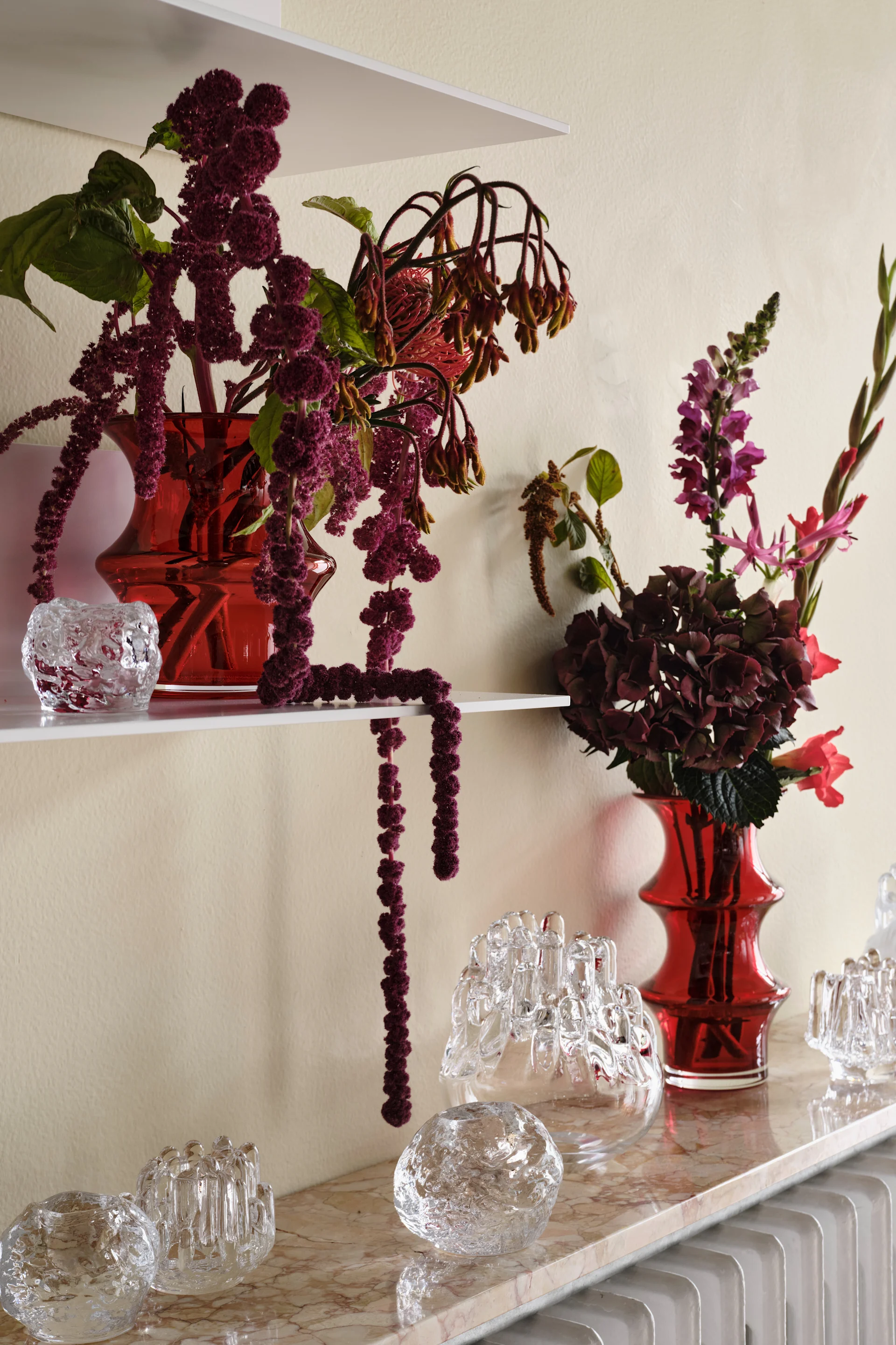 Polar und Snowball Glaskerzenhalter von Kosta Boda auf einem Regal.