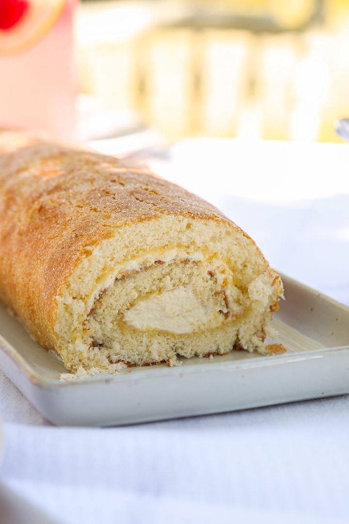Ein einfaches Tortenrezept ist auch diese Biskuitrolle mit Zitrone und Sahne, welche sich auch hervorragdn für Ihr Mittsommerfest eignet.